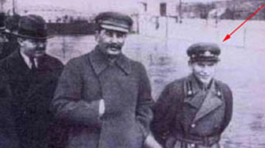İşte Stalin'in sans&uuml;rlediği fotoğraflar