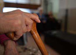 Teyzesine bakıcılık yapan kadın için 'sigorta' kararı: Primi mirasçılar ödeyecek