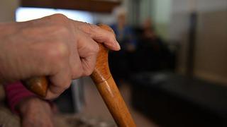 Teyzesine bakıcılık yapan kadın için 'sigorta' kararı: Primi mirasçılar ödeyecek