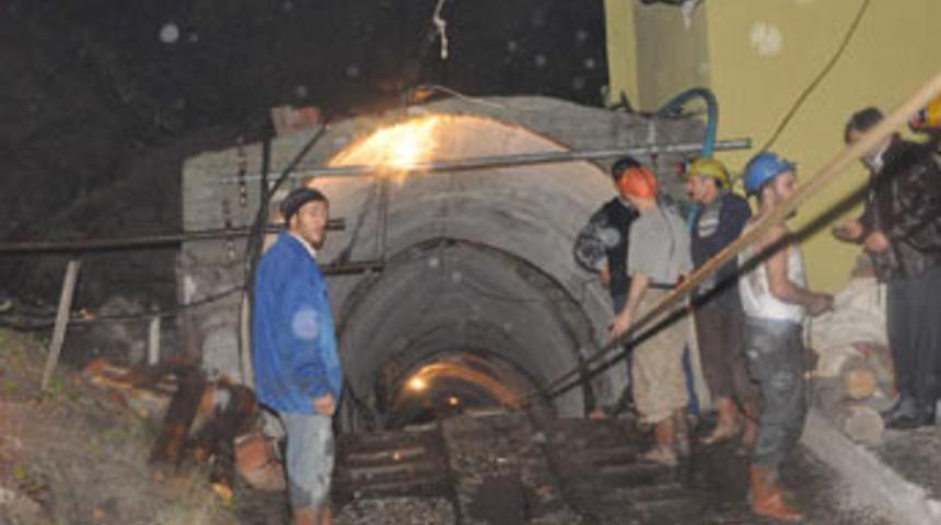 K&ouml;m&uuml;r madeninde yangın: 3 iş&ccedil;i mahsur