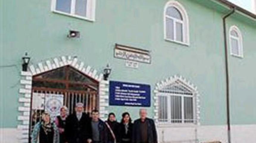 Kadınlar cami işgal etti &ccedil;ıkmıyorlar