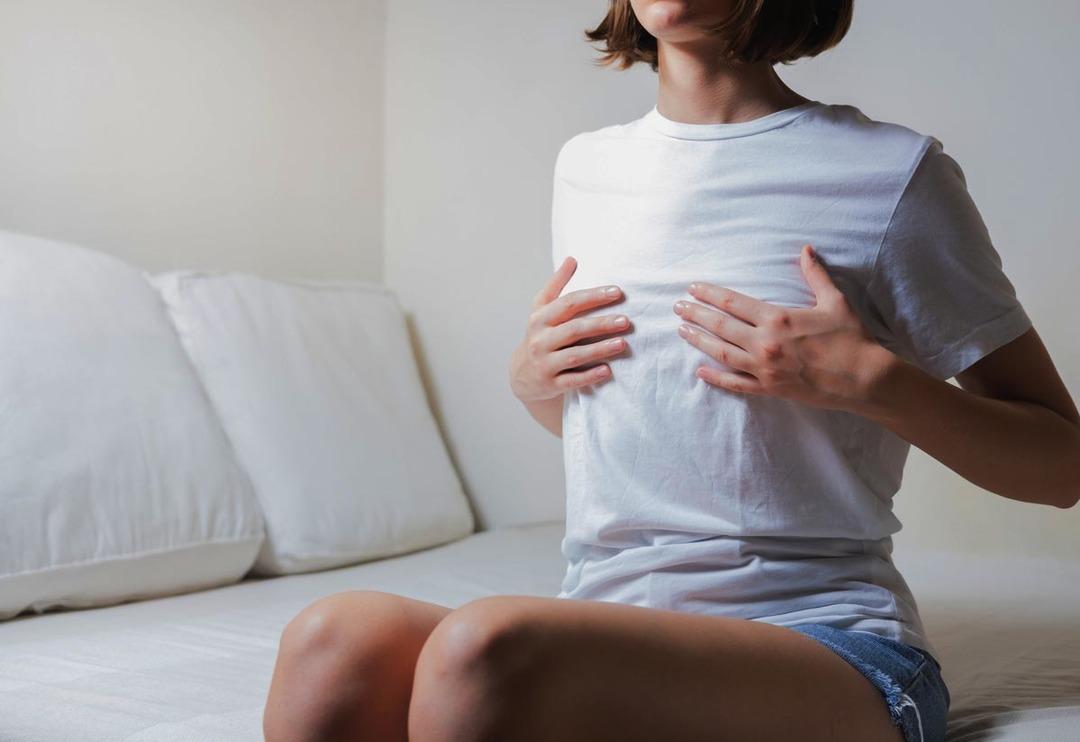 G&ouml;ğ&uuml;slerin sarkmasına neden oluyor! Bunları asla yapmayın... 5 yanlış alışkanlığı değiştirerek kurtulabilirsiniz