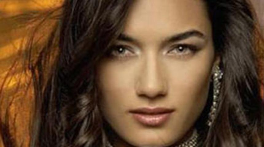 Sevgiliye canlı yayında mesaj!