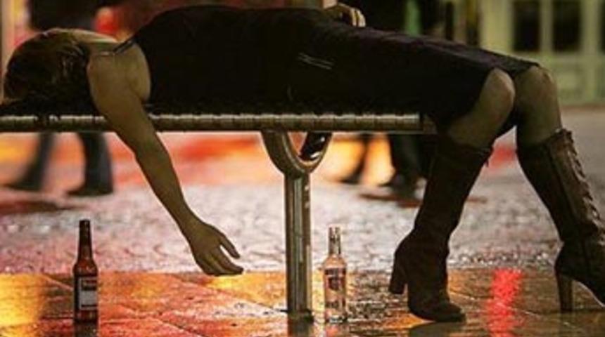 Sarhoş kızlar sokakta sızdılar