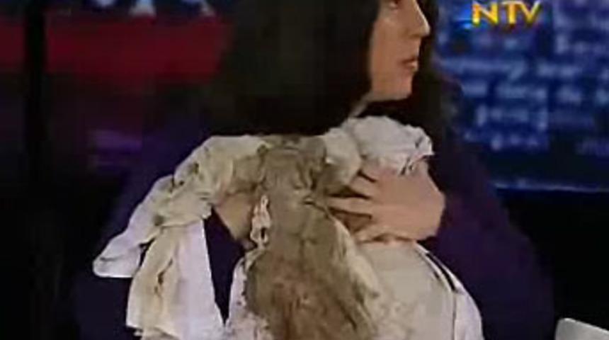 Kanlı g&ouml;mlekle isyan