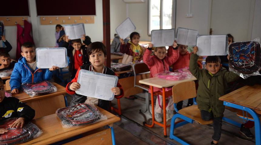 Deprem bölgesinde öğrenciler karnelerini aldı