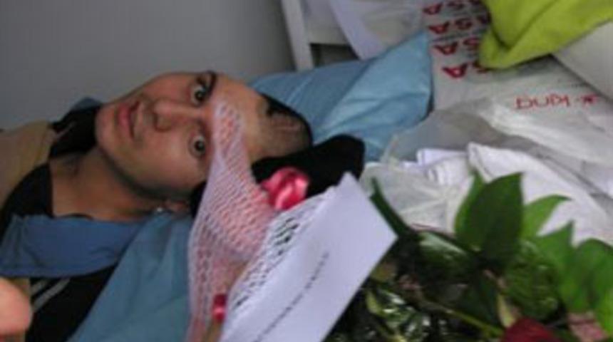 Beyninin &uuml;&ccedil;te biriyle yaşıyor