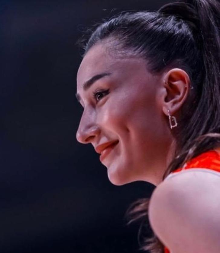 Hande Baladın davet tarzıyla olay oldu! Bir bakan bir daha baktı  G1