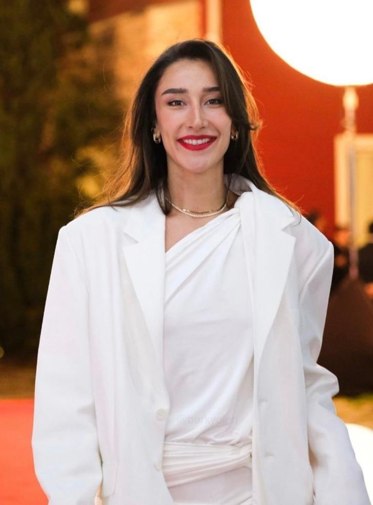 Hande Baladın davet tarzıyla olay oldu! Bir bakan bir daha baktı  G3