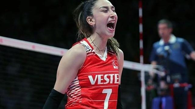 Hande Baladın davet tarzıyla olay oldu! Bir bakan bir daha baktı 