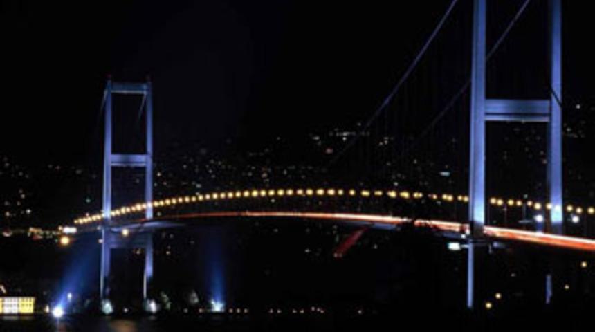 K&ouml;pr&uuml;den el ele atladılar