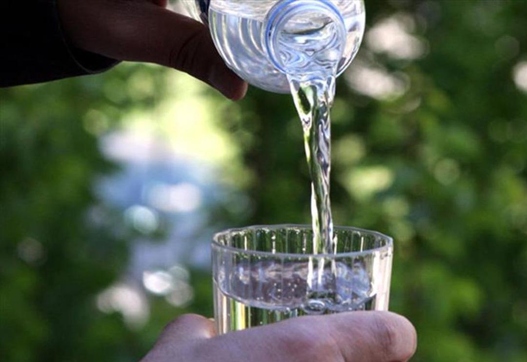 G&uuml;ne su i&ccedil;erek başlayıp g&uuml;n&uuml; su i&ccedil;erek bitirmenin mucizevi faydası! Uzman isim koruyucu parolayı a&ccedil;ıkladı 'Hastalarımın hepsine &ouml;neriyorum'