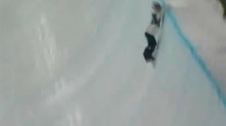 Buz pistinde inanılmaz kaza!