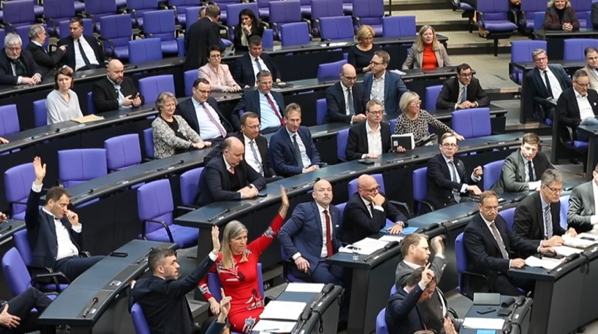 Almanya'da &ccedil;ifte vatandaşlığın &ouml;n&uuml; a&ccedil;ıldı! Yeni yasayla ikamet s&uuml;resi de kısaldı