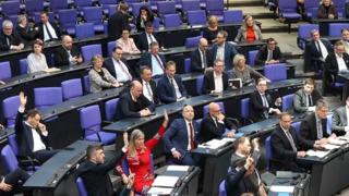 Almanya'da çifte vatandaşlığın önü açıldı! Yeni yasayla ikamet süresi de kısaldı