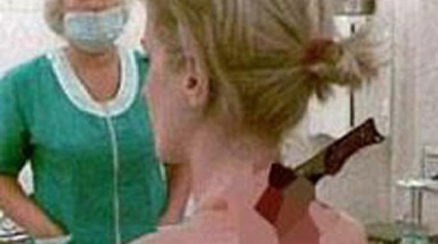 Boynundaki bı&ccedil;aktan habersiz eve gitti