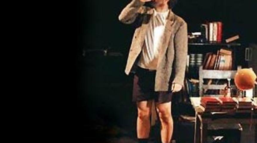 Sahnede sigara i&ccedil;en tiyatrocuya ceza