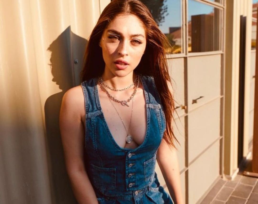 Sakla Beni'nin İncila'sı Cemre Baysel kar &uuml;zerindeki pozlarıyla olay oldu! Beğeni butonu &ccedil;&ouml;kt&uuml; 