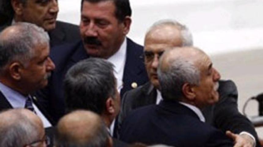 Meclis'te yumruk yumruğa kavga