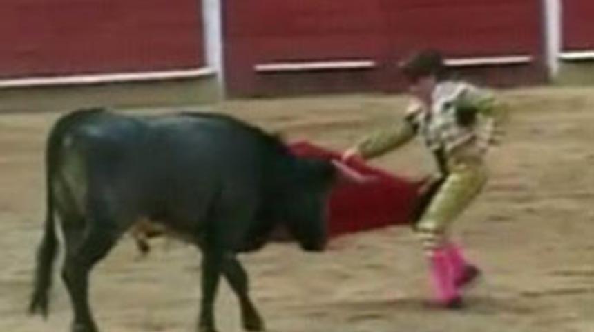 Arenada k&uuml;&ccedil;&uuml;k matador dehşeti