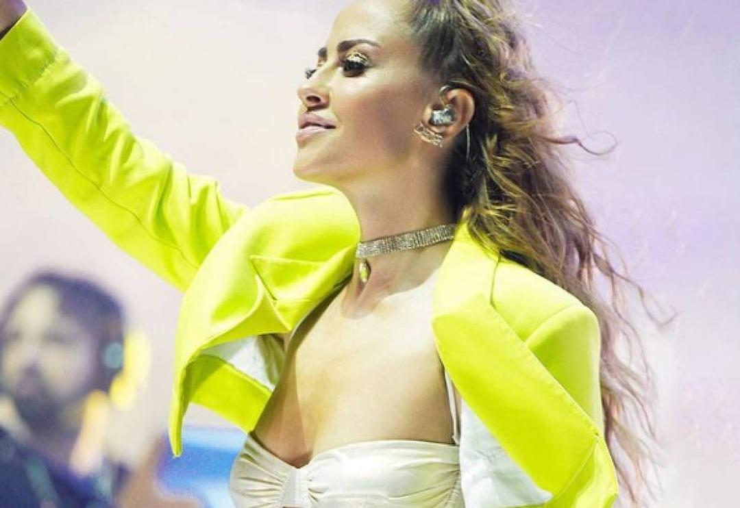 &Uuml;nl&uuml; şarkıcı Derya Uluğ'un nefes kesen sahne tarzı &ccedil;ok konuşuldu! Beğeni ve yorum yağdı