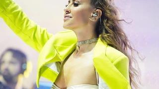 Ünlü şarkıcı Derya Uluğ'un nefes kesen sahne tarzı çok konuşuldu! Beğeni ve yorum yağdı