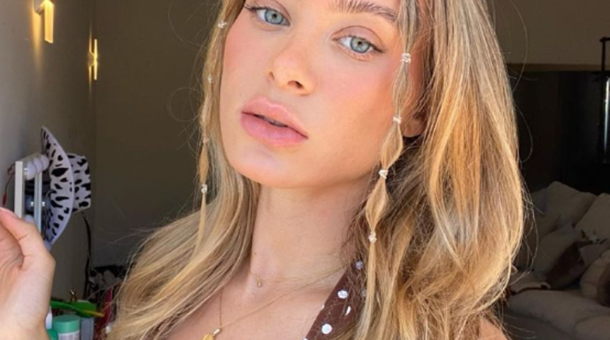 Lana Rhoades kendisini o kadar çok beğendi ki çekmelere doyamadı! Yakınlaştırdıkça yakınlaştırdı