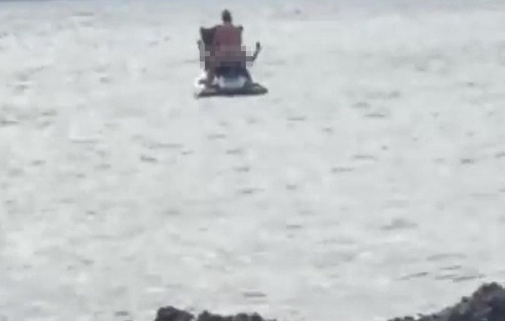 Skandal görüntüler! Denizin ortasındaki jet skinin üzerinde cinsel ilişkiye giren çift ifşalandı... Çevrelerindekilere aldırış bile etmediler G1