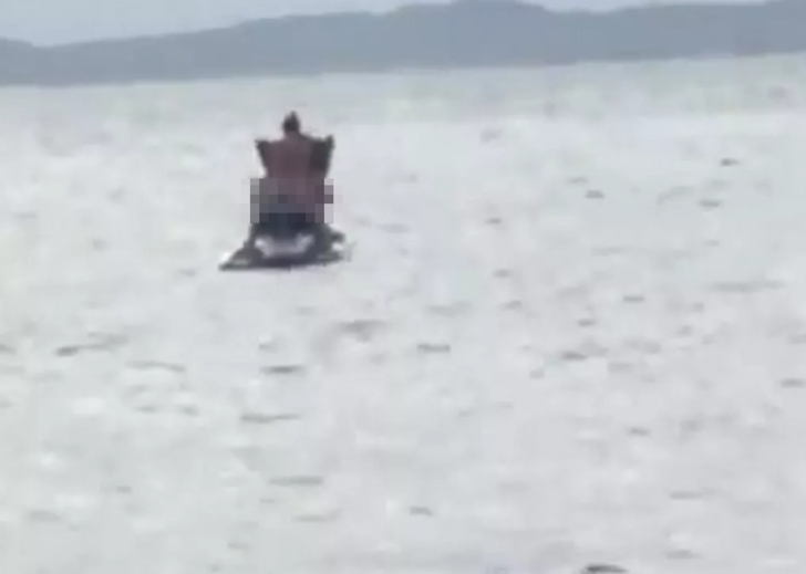 Skandal görüntüler! Denizin ortasındaki jet skinin üzerinde cinsel ilişkiye giren çift ifşalandı... Çevrelerindekilere aldırış bile etmediler G2