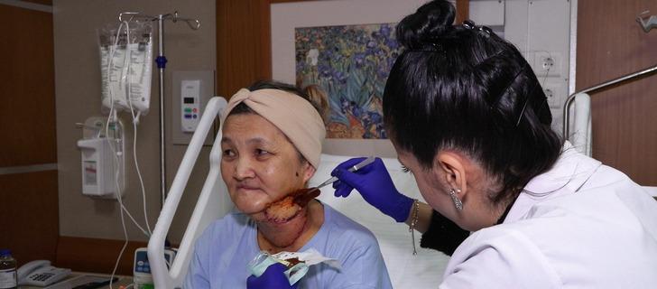 Yanağından ceviz büyüklüğünde tümör alınan kadın ölümden döndü! Göğsünden doku alınarak yeni bir yanak yapıldı G2