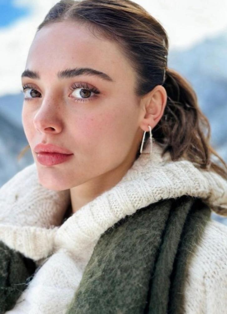 Duy Beni'nin yıldızı Rabia Soytürk kar pozlarıyla olay oldu! Bir bakan bir daha baktı    G5