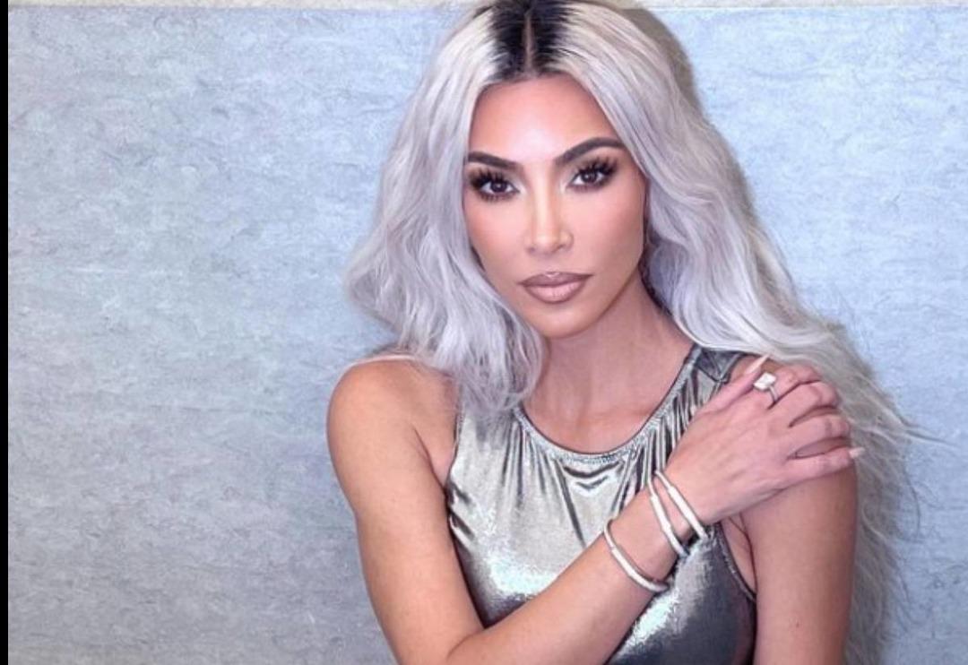 Kim Kardashian 'mor h&uuml;k&uuml;darlık' notuyla paylaştı! Frikik vermekten korkmadı
