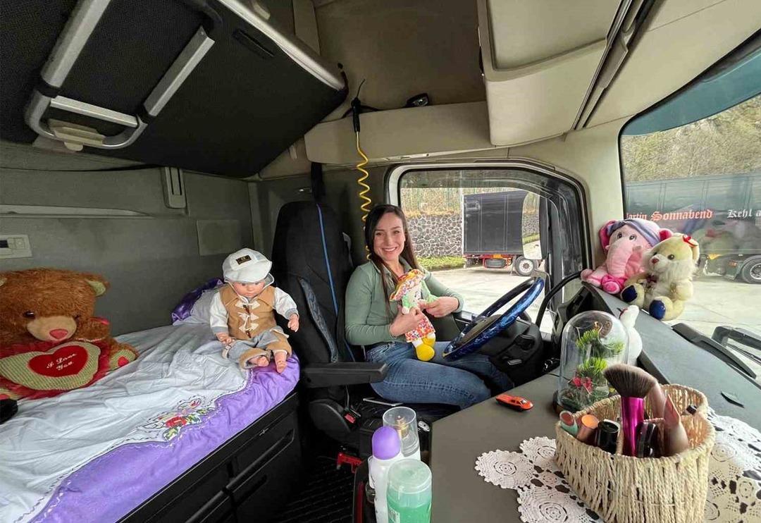 Hem d&uuml;nyayı geziyor hem para kazanıyor! Tutkusunu ger&ccedil;ekleştirdi 'Nasıl erkeklere kaptırmışız' Makyaj malzemeleri ve oyuncaklarla dolu