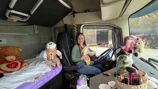 Hem dünyayı geziyor hem para kazanıyor! Tutkusunu gerçekleştirdi 'Nasıl erkeklere kaptırmışız' Makyaj malzemeleri ve oyuncaklarla dolu