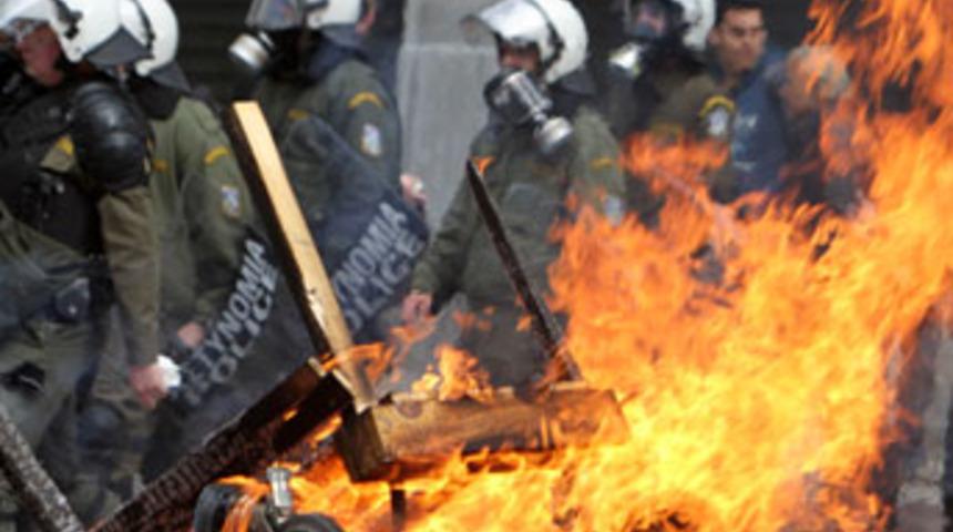 Yunanistan kaynıyor