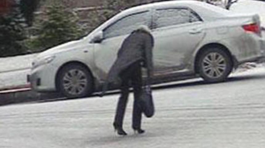 Topuklu ayakkabı ile buzda dans!