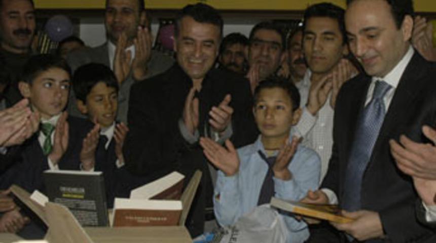 Baydemir iki k&uuml;t&uuml;phane a&ccedil;tı