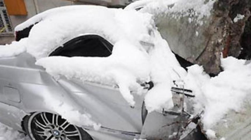 Duvar otomobillerin &uuml;zerine devrildi