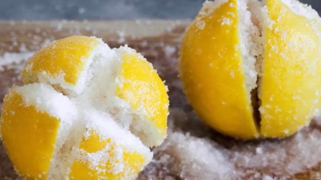 Limonun içine tuz koyup yatak odanıza koyun, olacaklara şaşırın! İşte mucizevi etkileri