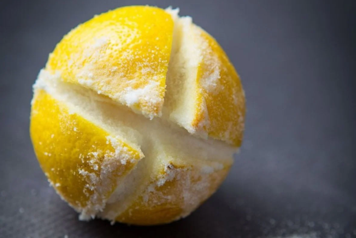 Limonun içine tuz koyup yatak odanıza koyun, olacaklara şaşırın! İşte mucizevi etkileri G4