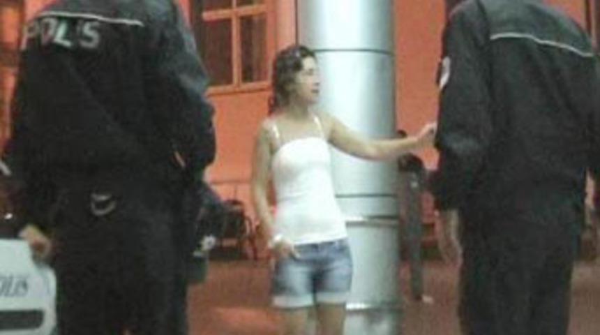 Bardan &ccedil;ıkan iki kadını taciz edip d&ouml;vd&uuml;ler