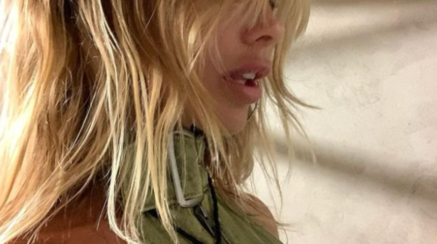 Sosyal medya fenomeni Mathilde Tantot akaryakıt pompacısı oldu! Benzinlik pozu hayranlarının beğenisini topladı... "Yeni işim"