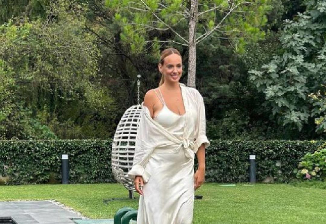 Seda Bakan'ın pantolon kombini g&uuml;ndem oldu! Pantolonun arkası dikkat &ccedil;ekti