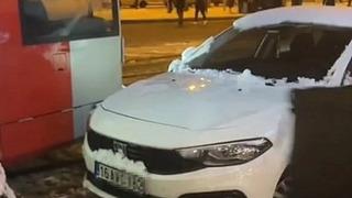 Bursa plakalı araç Almanya'yı birbirine kattı! Hatalı park edince tramvay yolunu kapattı, seferler durdu