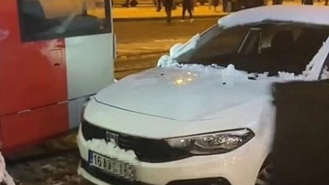 Bursa plakalı araç Almanya'yı birbirine kattı! Hatalı park edince tramvay yolunu kapattı, seferler durdu