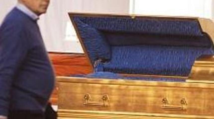 Altın tabut i&ccedil;inde cep telefonu