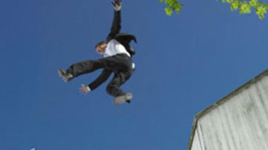 Y&uuml;ksekten d&uuml;ş&uuml;p nasıl hayatta kalırsınız?