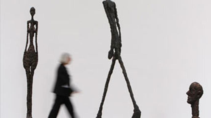 Bu heykel y&uuml;r&uuml;m&uuml;yor, para basıyor!