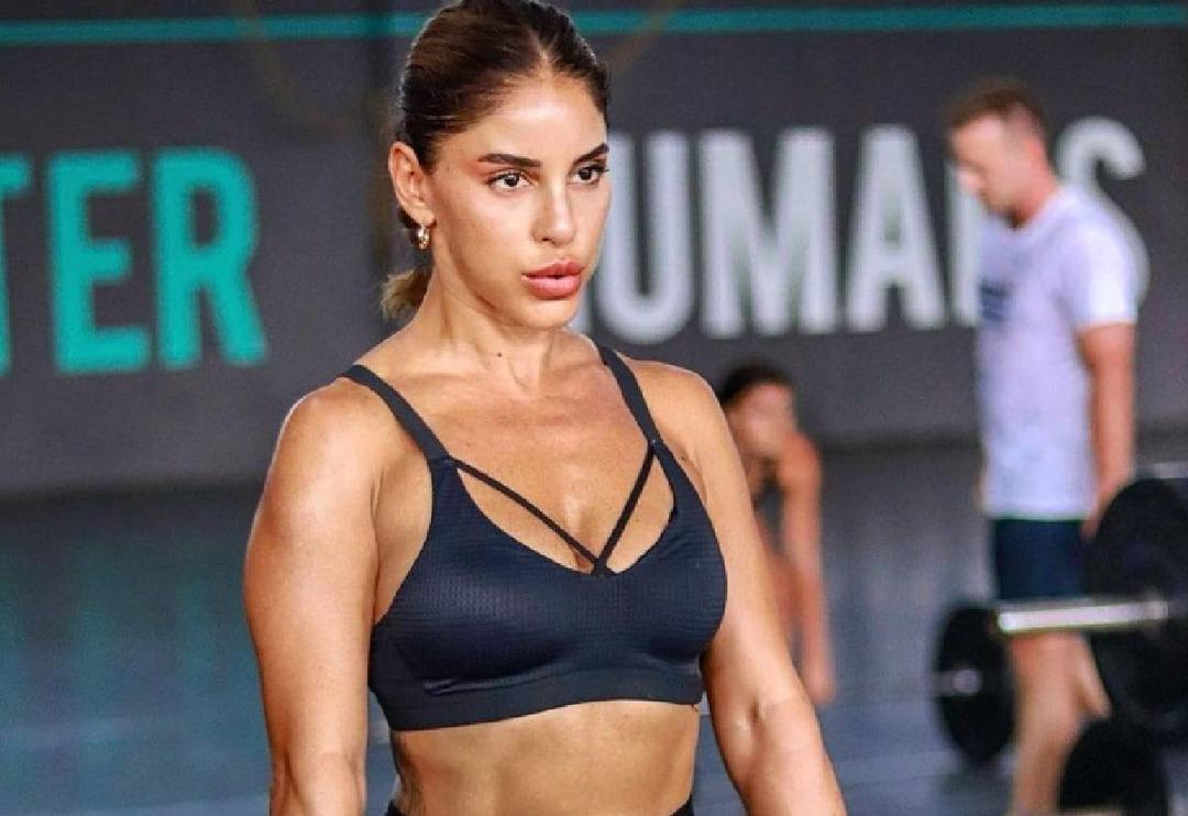 Cihan &Uuml;nal'ın kızı Irmak &Uuml;nal cam kenarına ge&ccedil;ip uzanarak poz verdi! O detay dikkat &ccedil;ekti