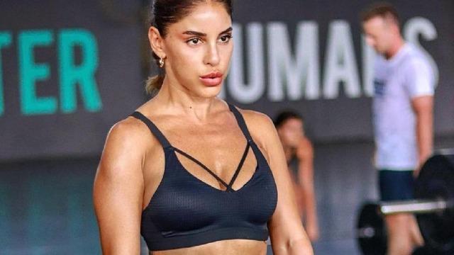 Cihan Ünal'ın kızı Irmak Ünal cam kenarına geçip uzanarak poz verdi! O detay dikkat çekti